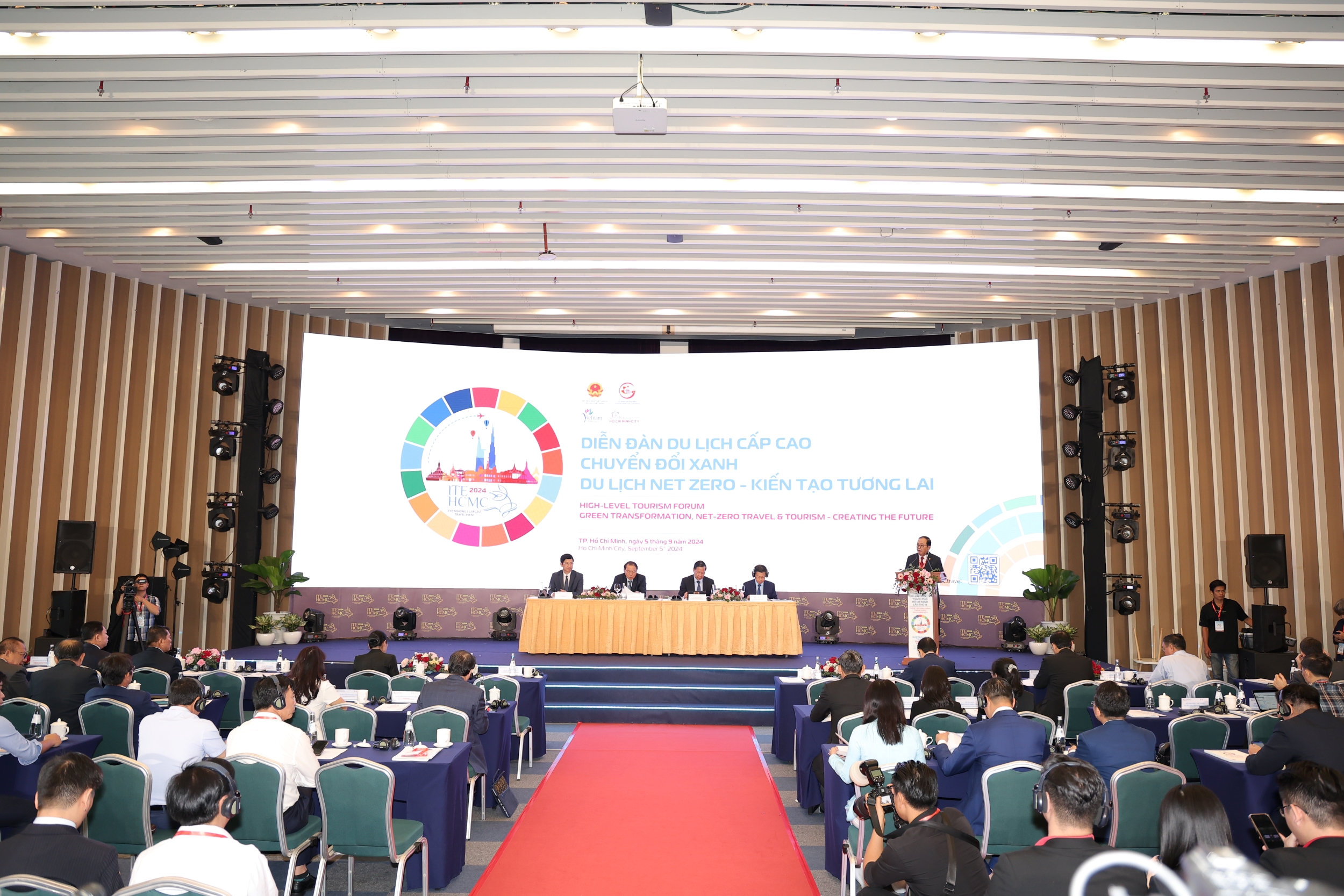 DIỄN ĐÀN DU LỊCH CẤP CAO CHUYỂN ĐỔI XANH: BÀN GIẢI PHÁP THỰC HIỆN NET ZERO